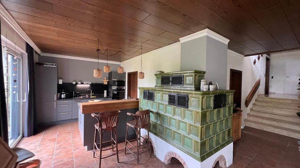 Kitchen or kitchenette, Dining area, minibar, stove