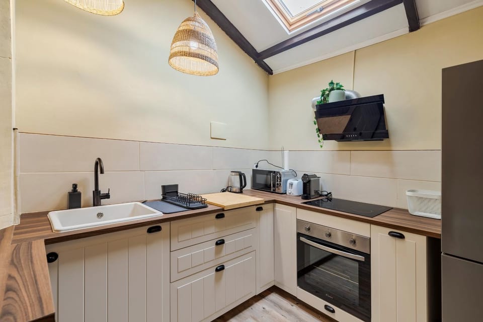 TV and multimedia, microwave, oven, stove, kitchen