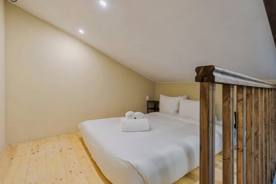 Bedroom, towels