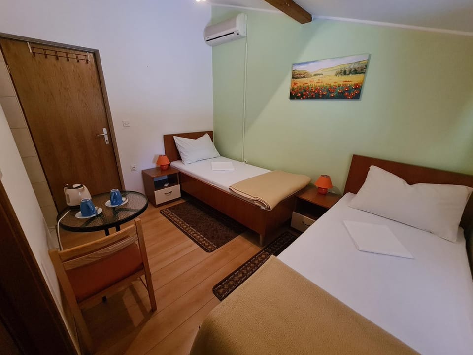 Bed, Coffee/tea facilities, Seating area, Bedroom, air conditioner
