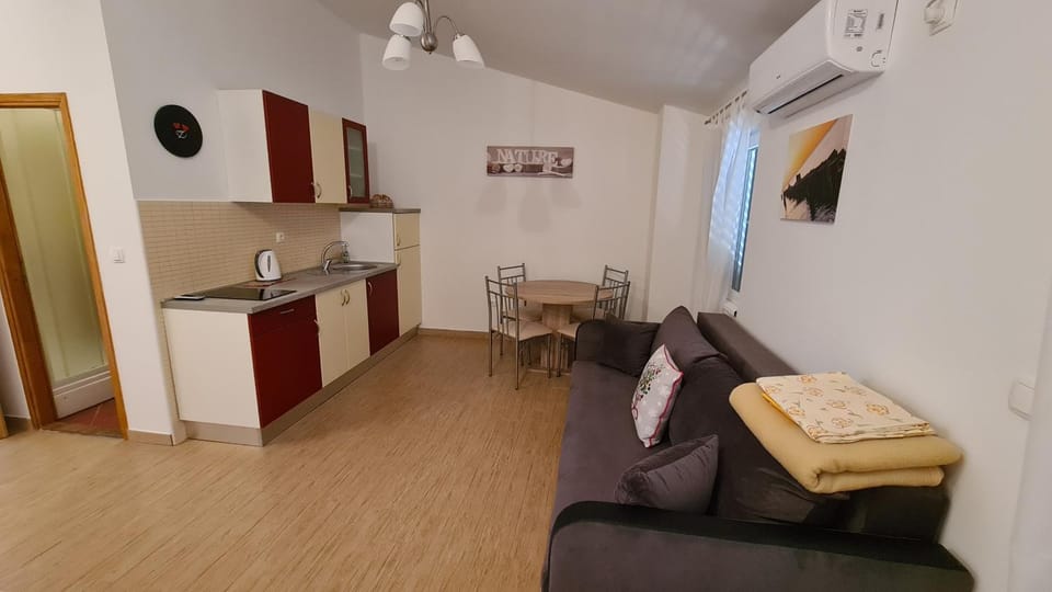 Kitchen or kitchenette, Seating area, Dining area, stove