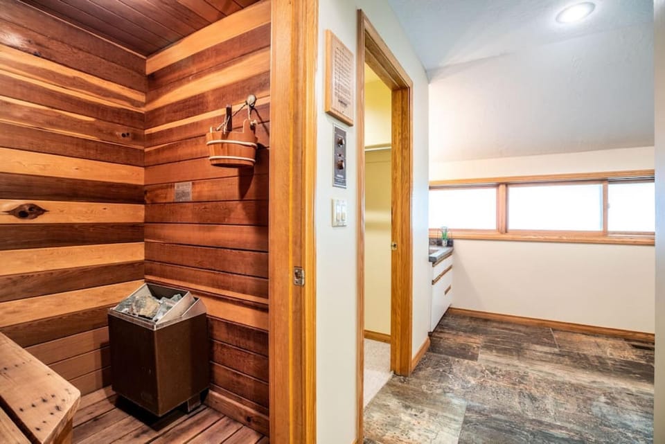 Mtn Home in Sandy UT Sauna Pool Table SkiHike Bike Climb House in Sandy