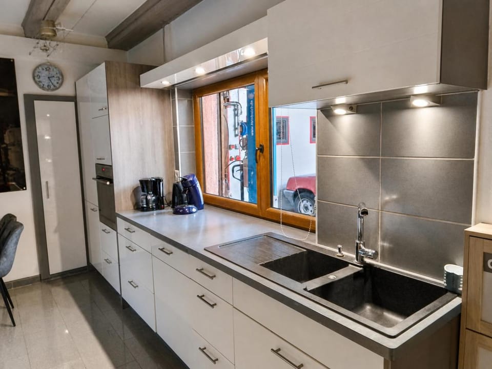 Coffee/tea facilities, oven, kitchen