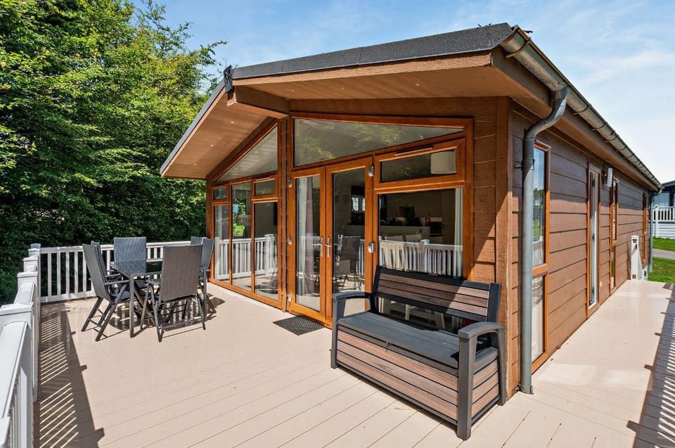 Property building, Patio, Balcony/Terrace