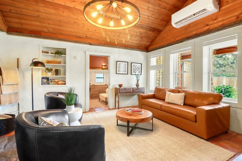 Wimberley Vintage Lodging - Rockhouse House in Wimberley