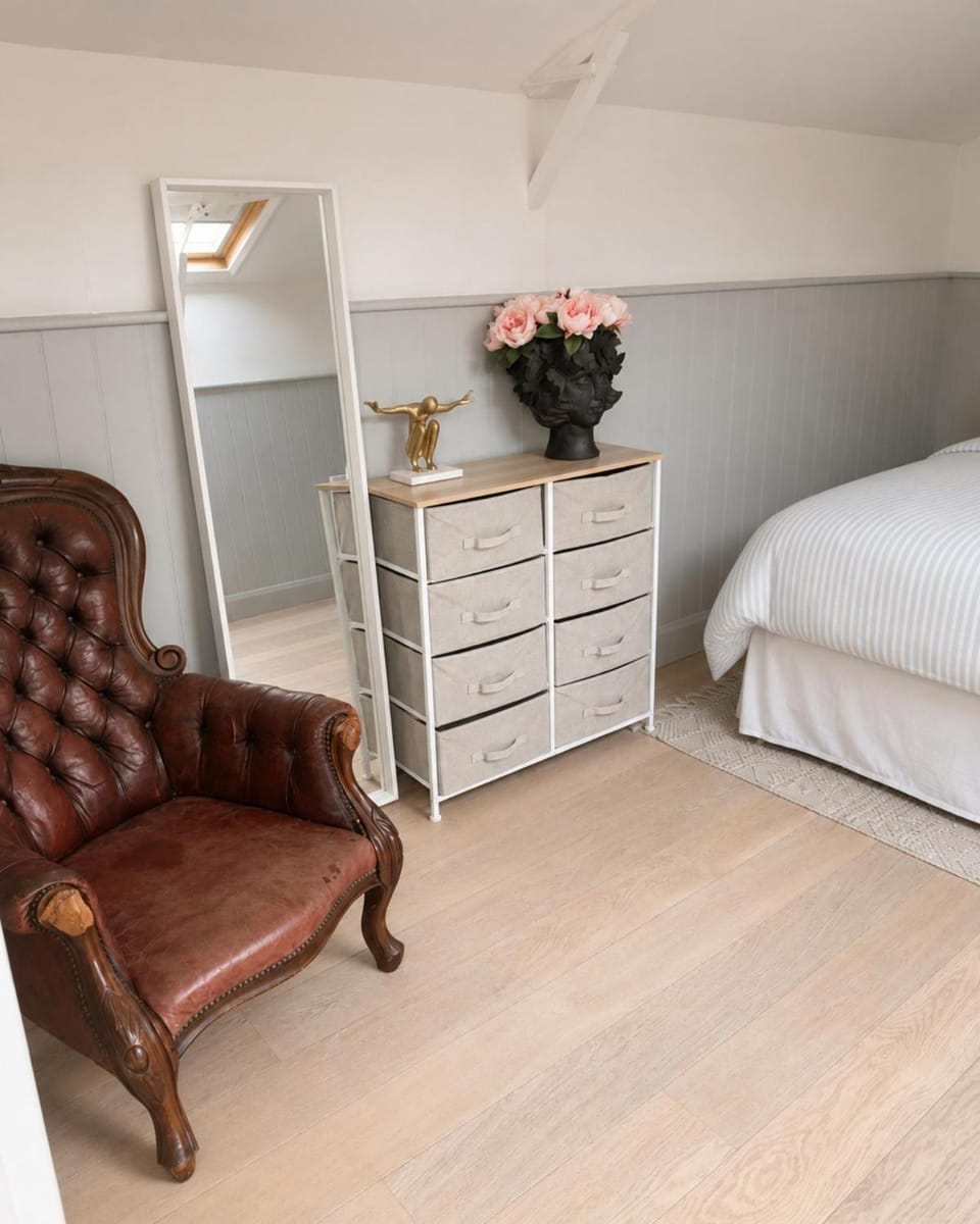 Bed, Seating area, Bedroom