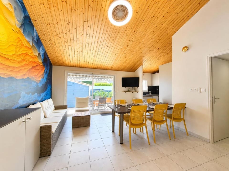 TV and multimedia, Living room, Seating area, Dining area