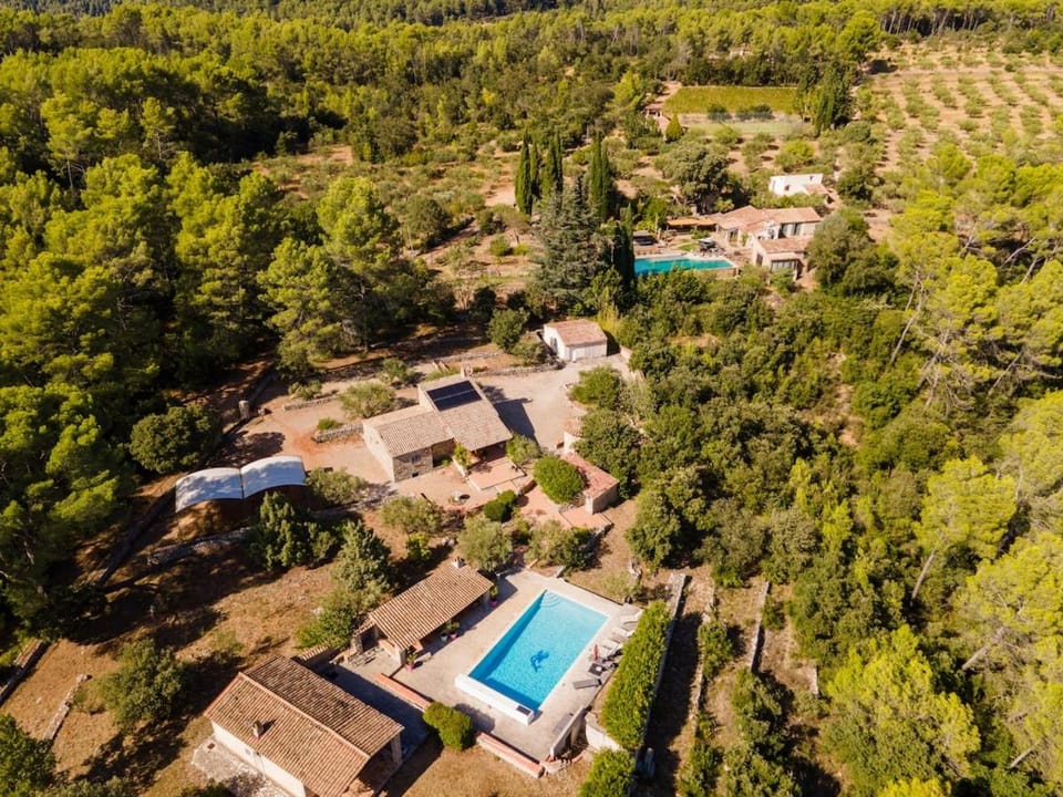 Domaine de Fannie - Coeur de Provence - 5 mas, 2 piscines, 1 terrain de tennis et 5 hectares d'oliviers, de pins et de chênes Villa in French Riviera