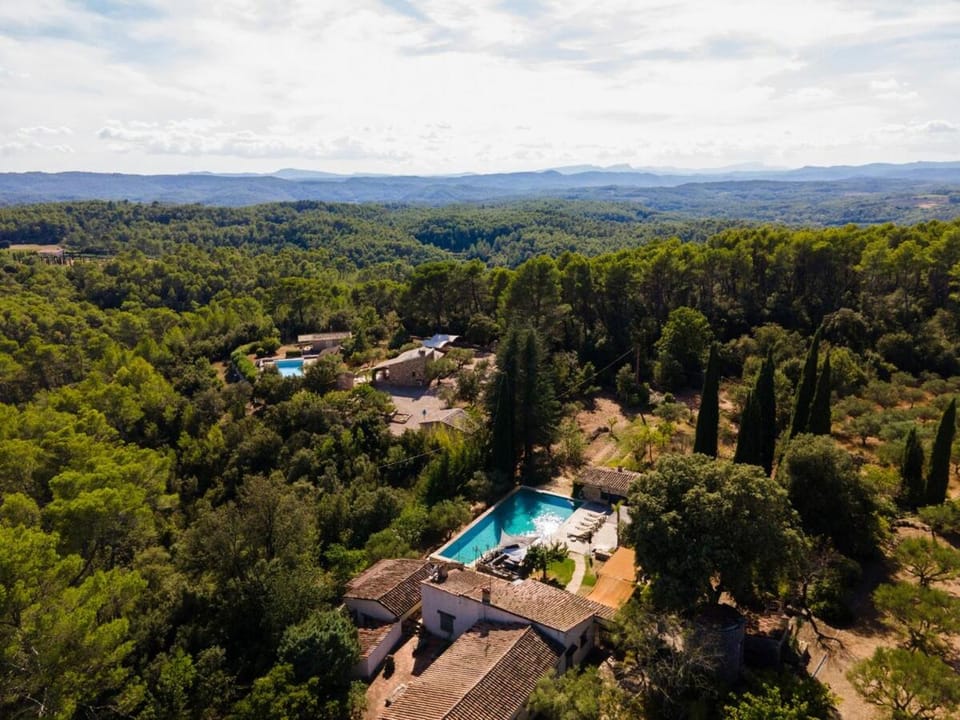 Domaine de Fannie - Coeur de Provence - 5 mas, 2 piscines, 1 terrain de tennis et 5 hectares d'oliviers, de pins et de chênes Villa in French Riviera