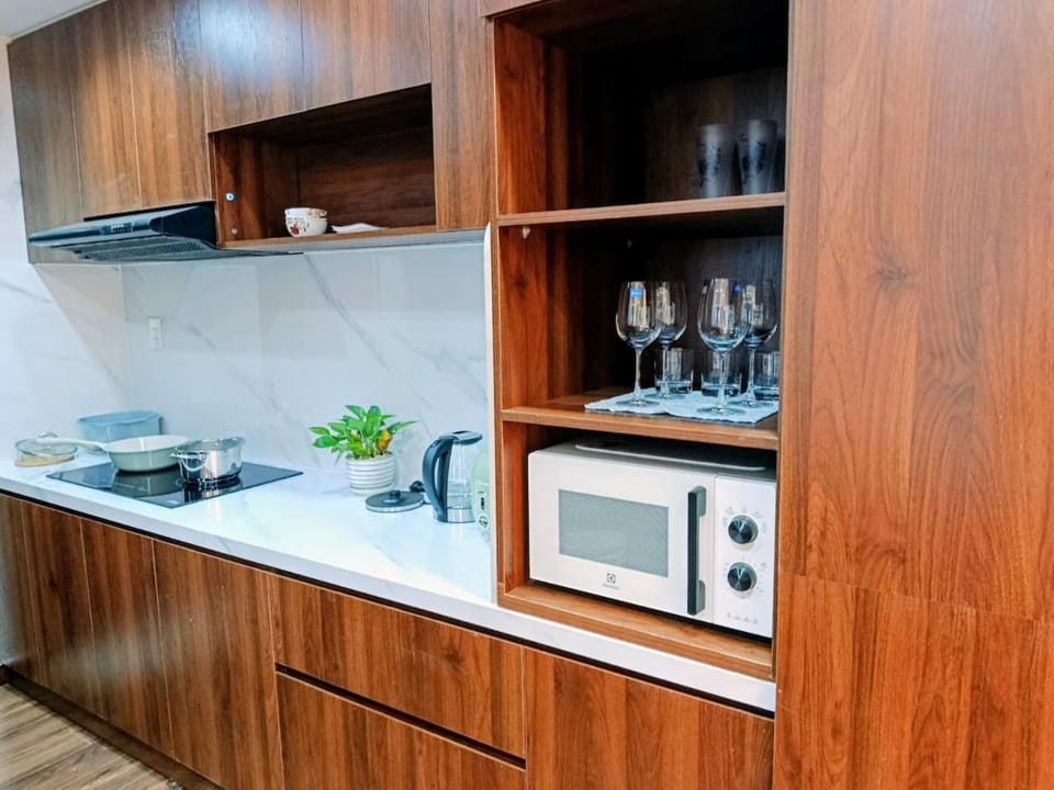 Kitchen or kitchenette, oven, stove