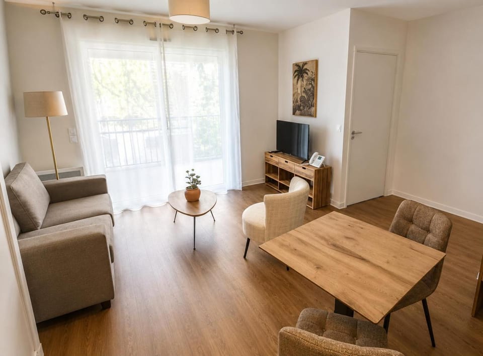 TV and multimedia, Living room, Seating area, Dining area