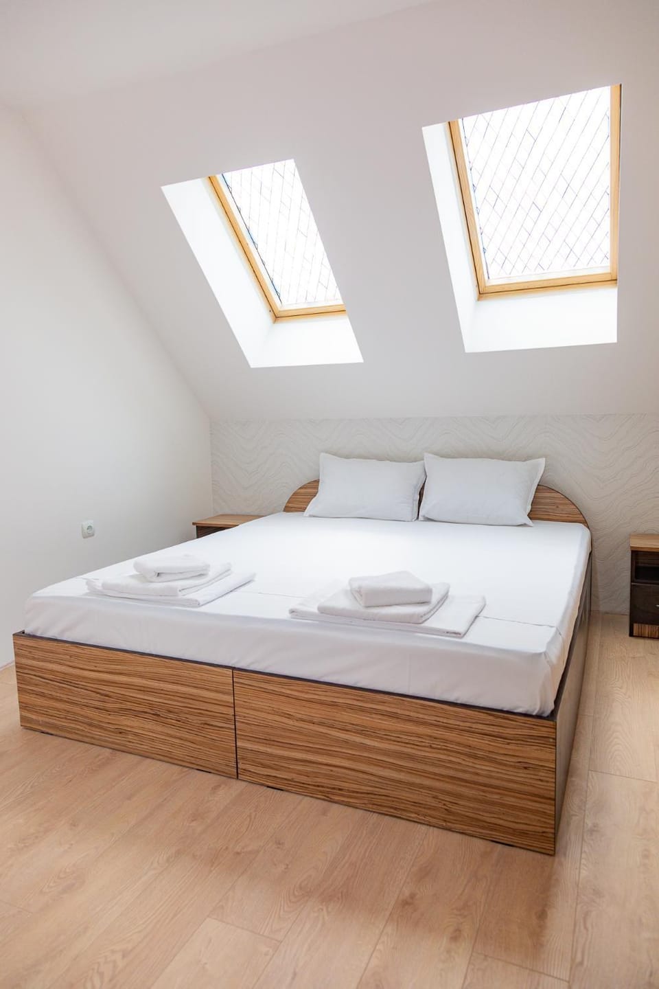 Bed, Bedroom, towels