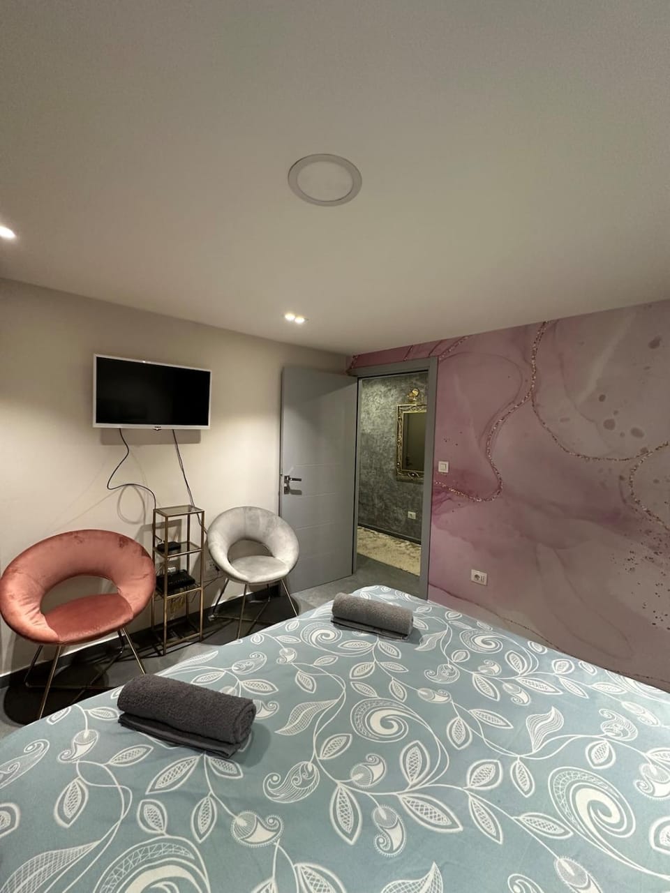 Bed, TV and multimedia, Bedroom