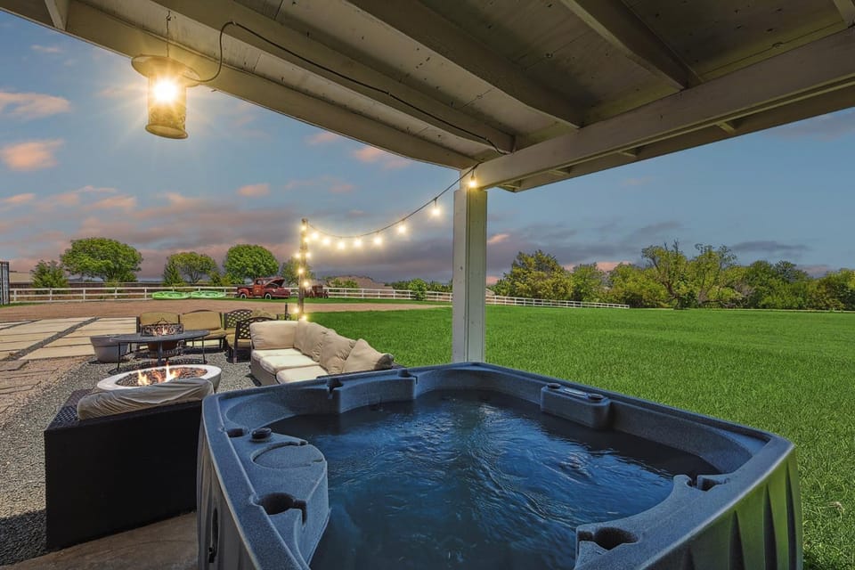 Scenic Barndominium Hot tub & Separate Suite House in Garland