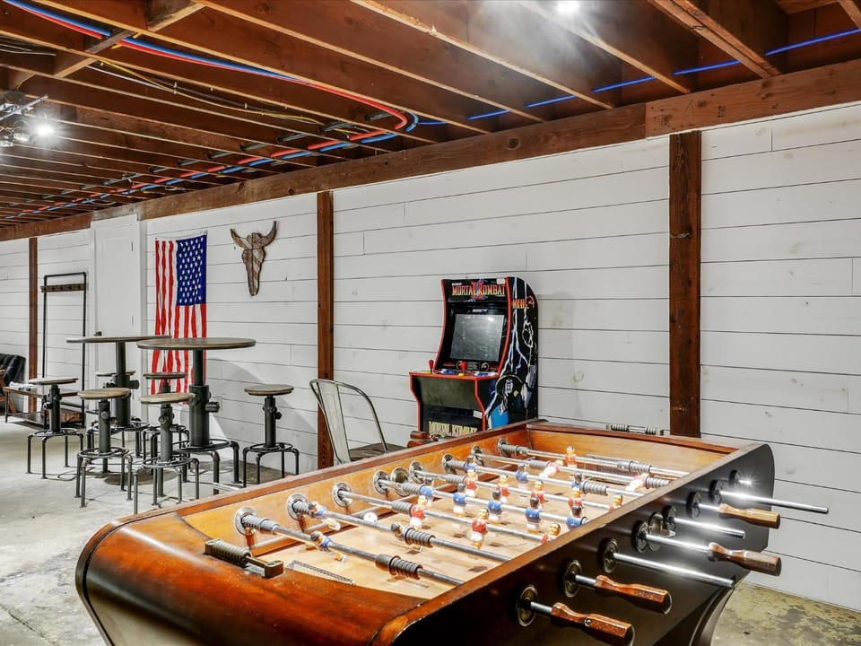 Scenic Barndominium Hot tub & Separate Suite House in Garland