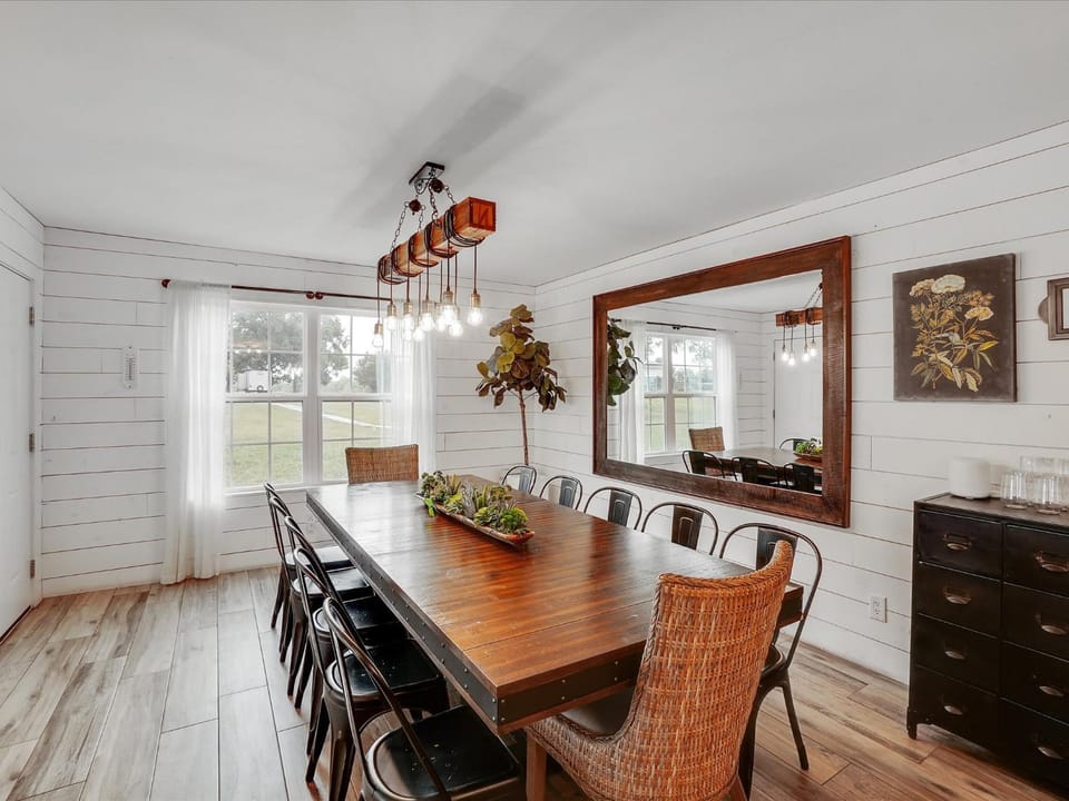 Scenic Barndominium Hot tub & Separate Suite House in Garland