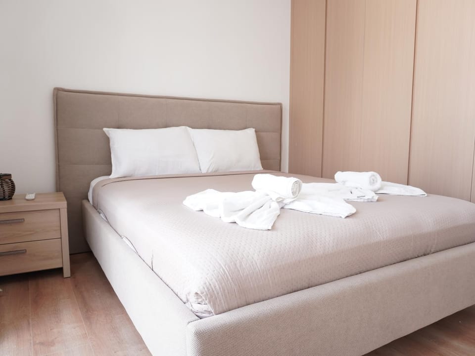 Bed, Bedroom, towels, wardrobe