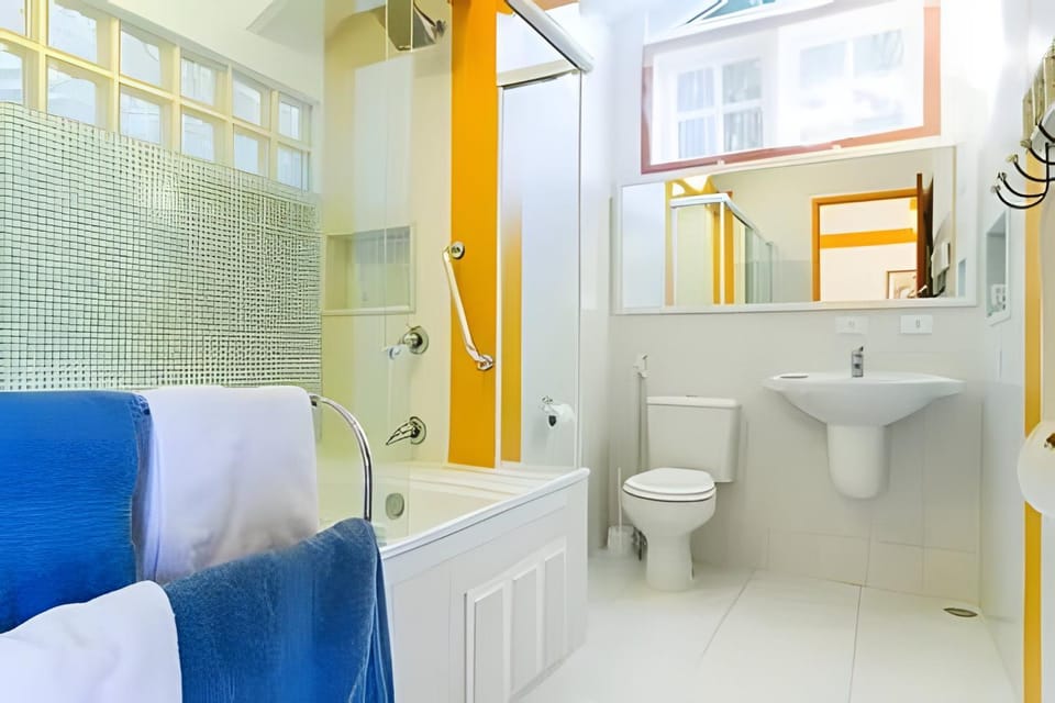 Toilet, Hot Tub