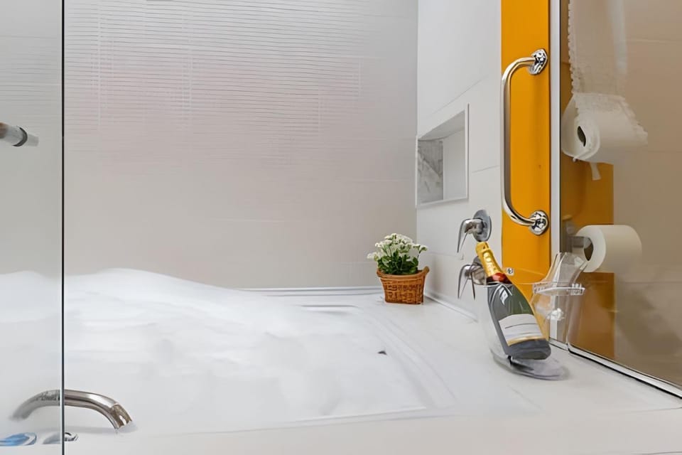 Toilet, Hot Tub