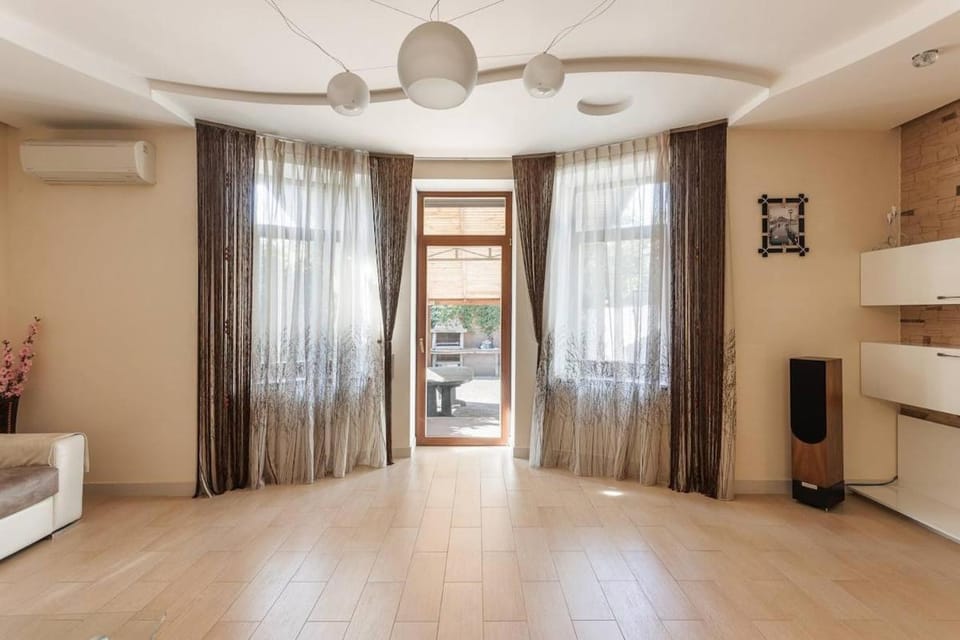TV and multimedia, Living room, Seating area, air conditioner