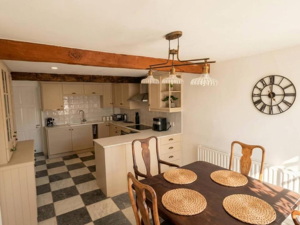 Dining area, kitchen
