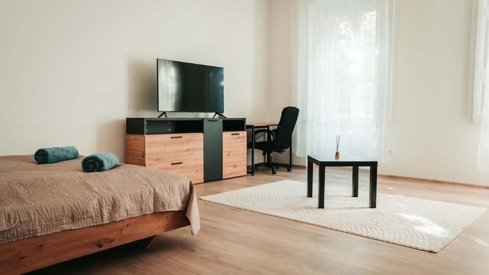 Bed, TV and multimedia, Photo of the whole room, Bedroom