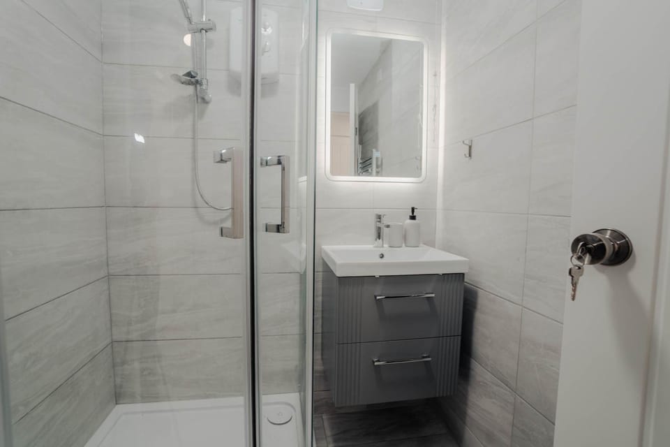 Free Parking Spacious 2BR Sleeps 5 - Close to JR Hospital Apartment in Oxford