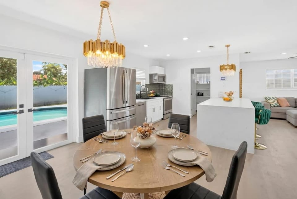 Private Miami Retreat - Pool - BBQ - Sleeps 6 House in Miami Gardens