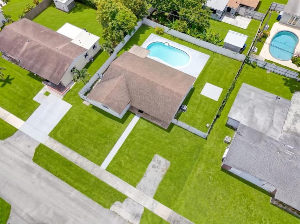 Private Miami Retreat - Pool - BBQ - Sleeps 6 House in Miami Gardens