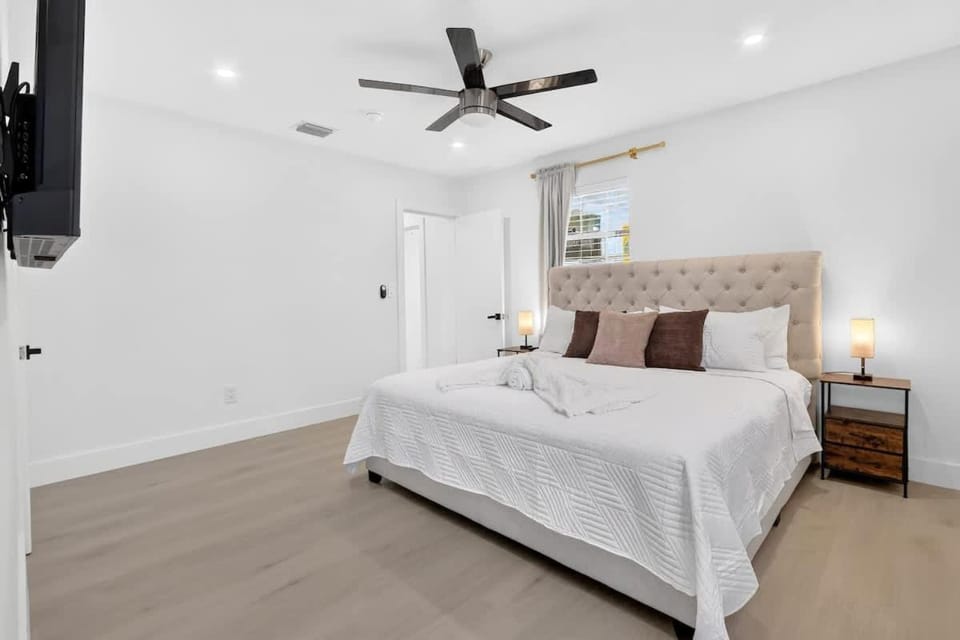 Private Miami Retreat - Pool - BBQ - Sleeps 6 House in Miami Gardens