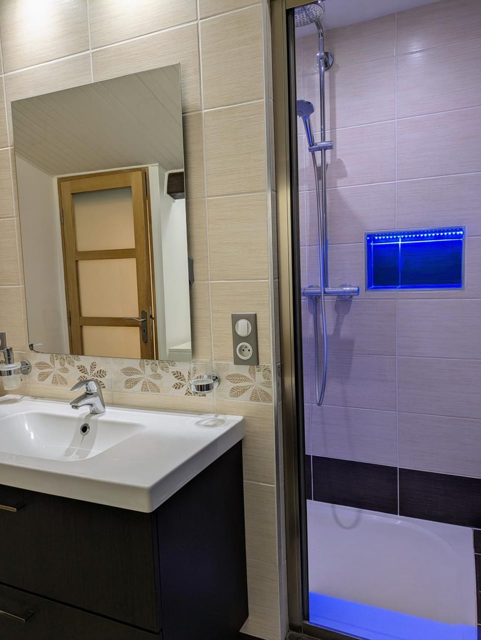 Shower, Bathroom, towels