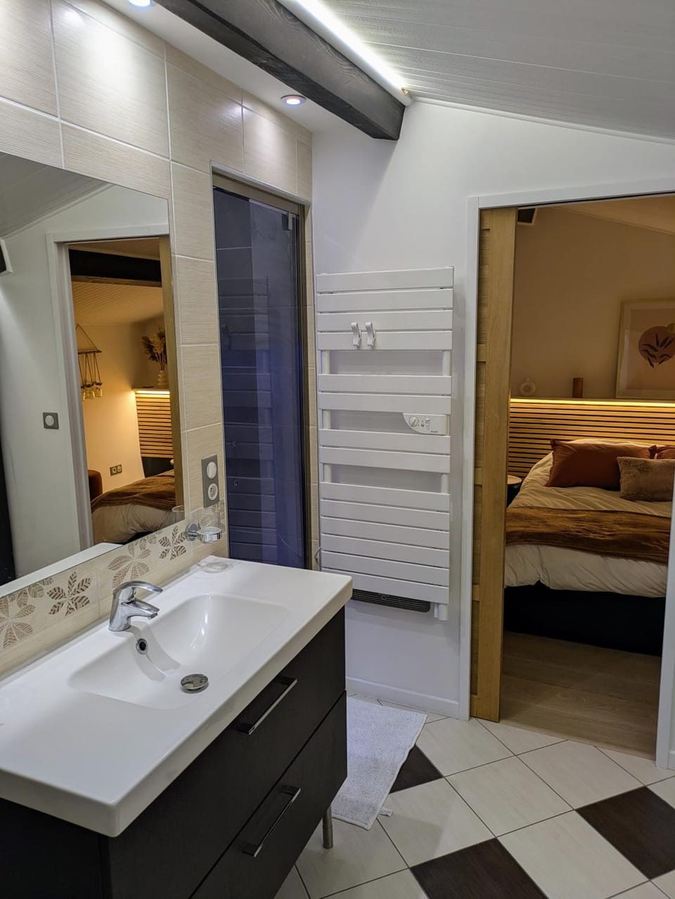 Shower, Bed, Bathroom, Bedroom, towels