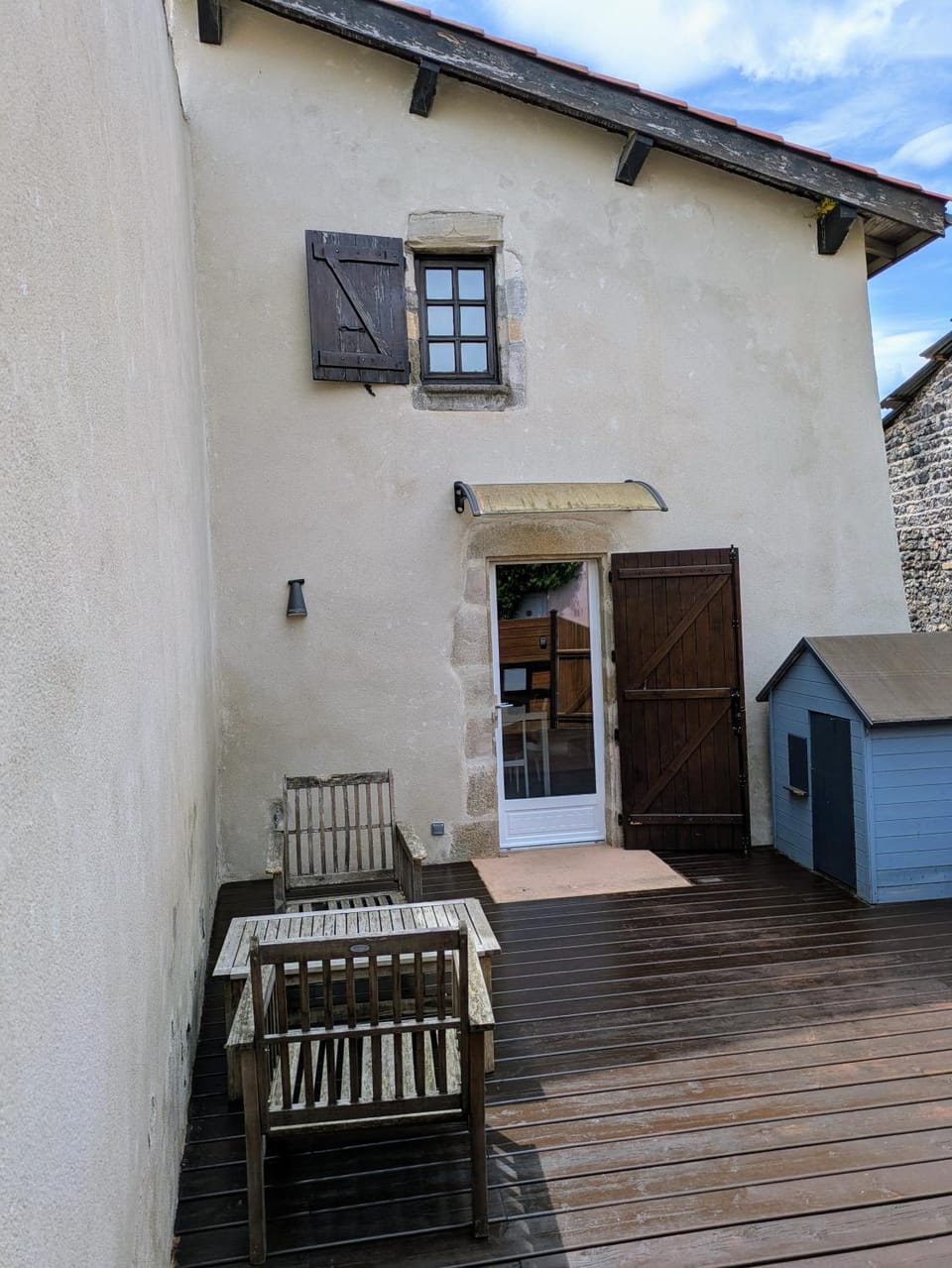 Property building, Day, Balcony/Terrace