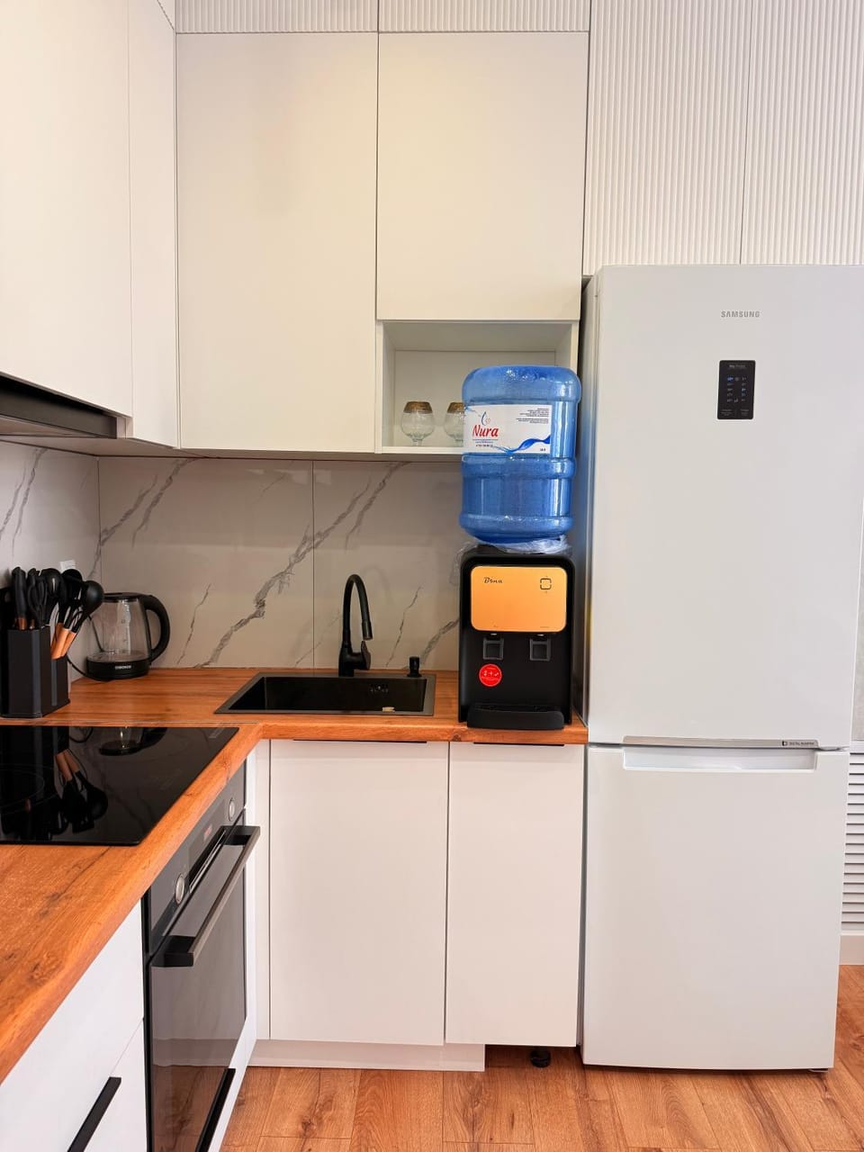 Facade/entrance, Kitchen or kitchenette, minibar, oven, stove