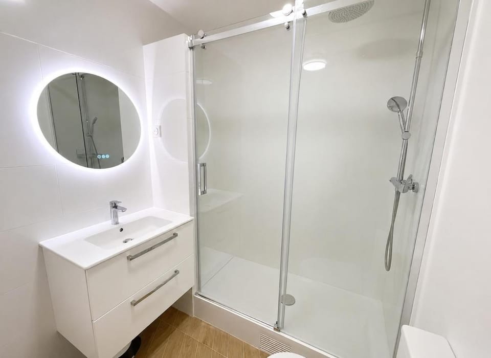 Logement avec parking, balcon au calme et cuisine dans le centre de Chartres Apartment in Chartres