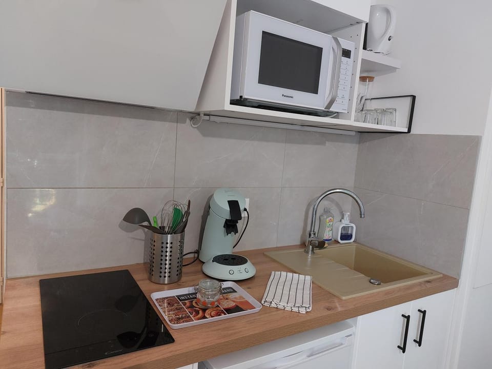 Logement avec parking, balcon au calme et cuisine dans le centre de Chartres Apartment in Chartres