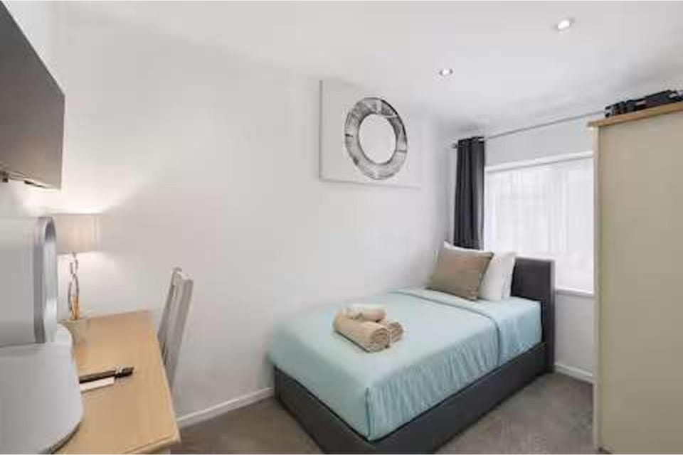 Bed, TV and multimedia, Bedroom, wardrobe