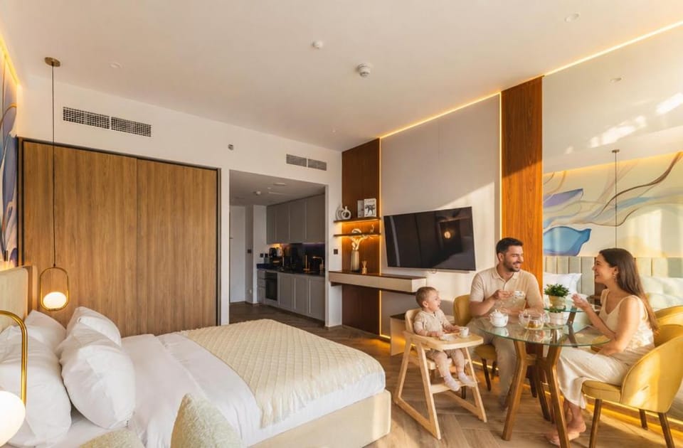Bed, Kitchen or kitchenette, Living room, Seating area, Dining area, air conditioner