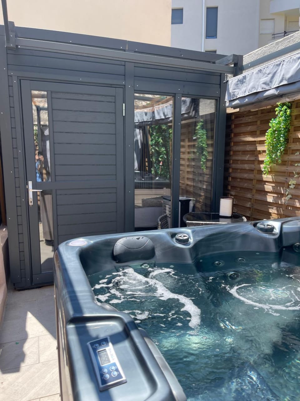 Cabane insolite avec jacuzzi Capsule hotel in Roquebrune-Cap-Martin