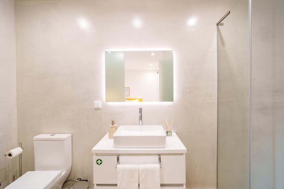 Shower, Toilet, Bathroom, towels