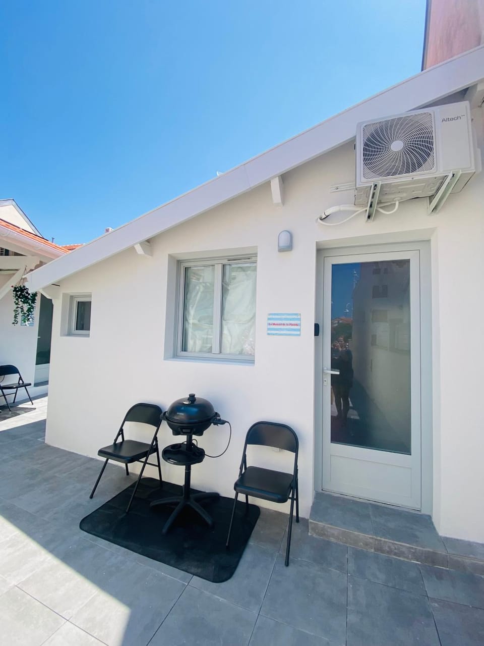 Property building, Patio, Balcony/Terrace