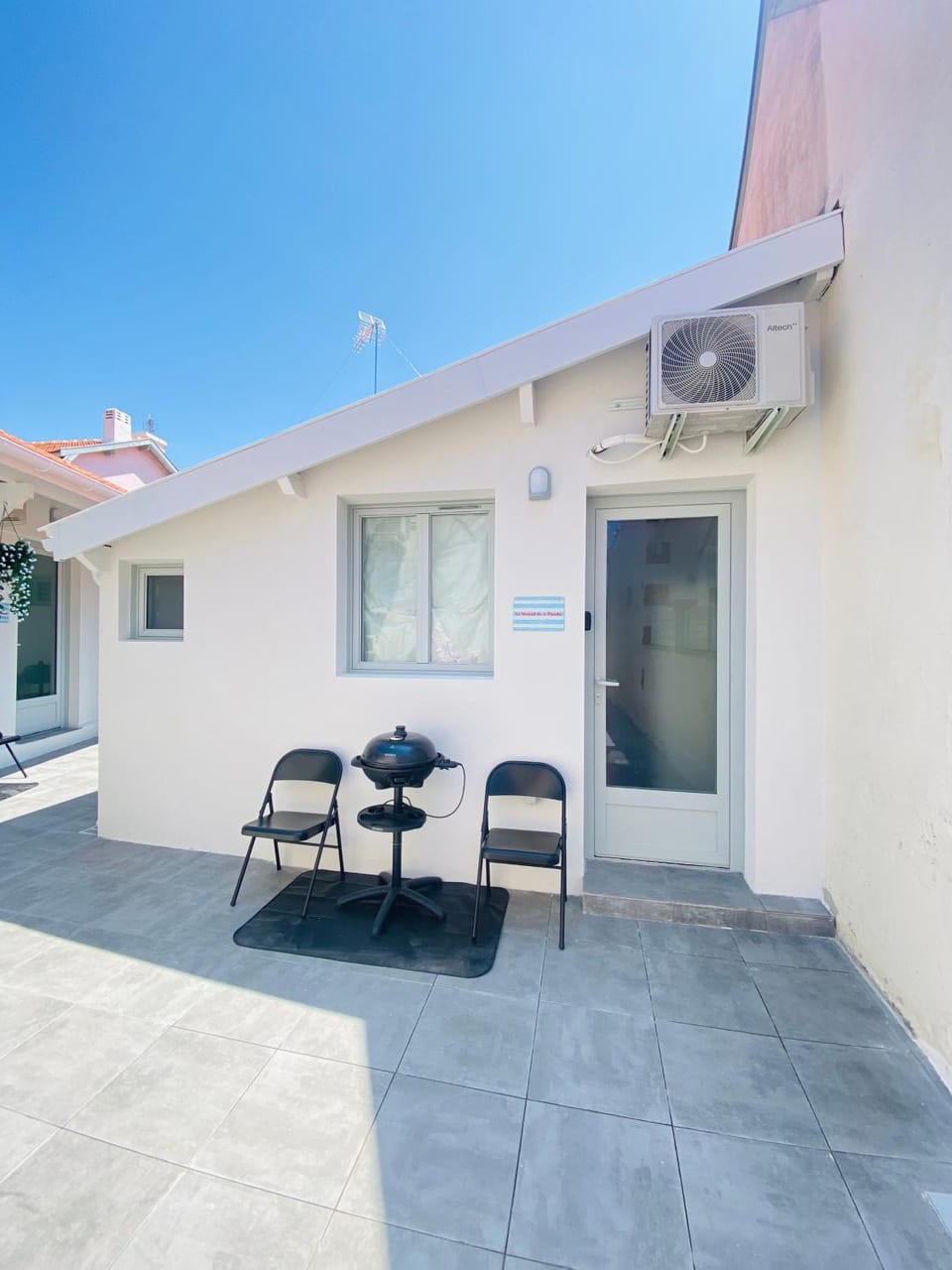 Property building, Patio, Balcony/Terrace