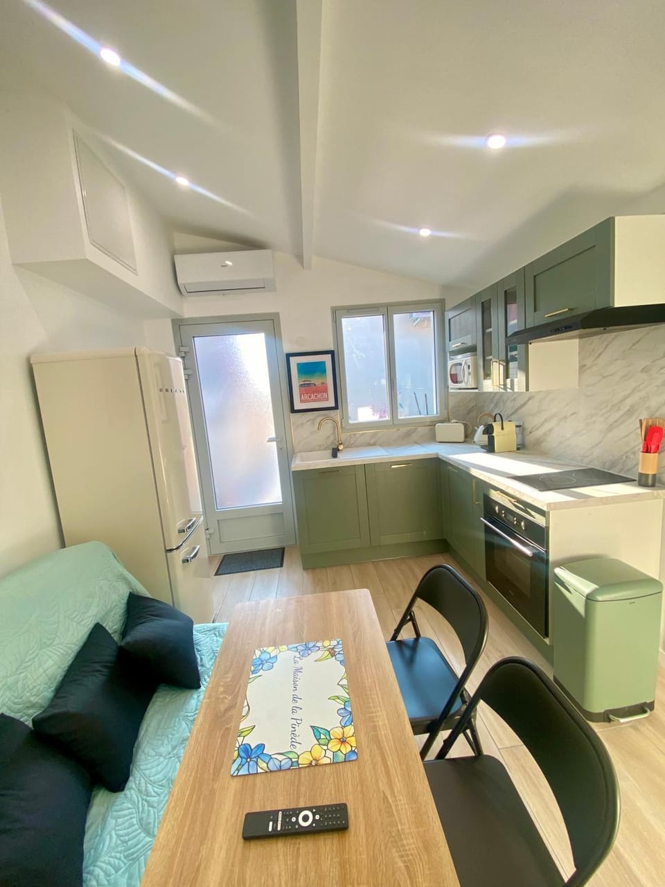 Kitchen or kitchenette, Dining area, oven, stove