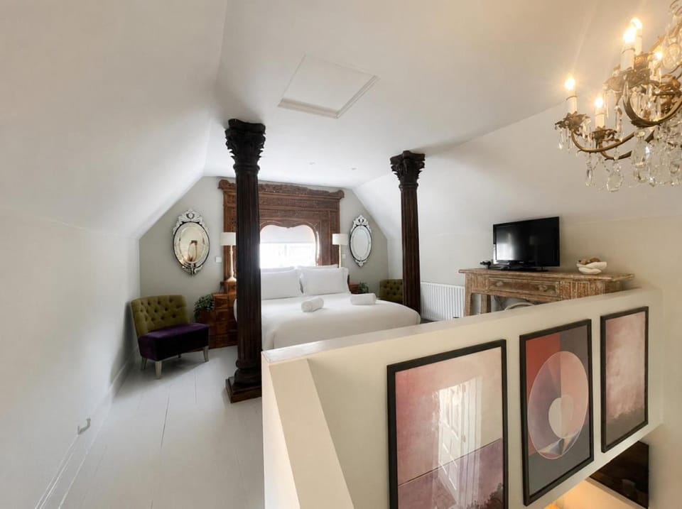 Bed, TV and multimedia, Bedroom