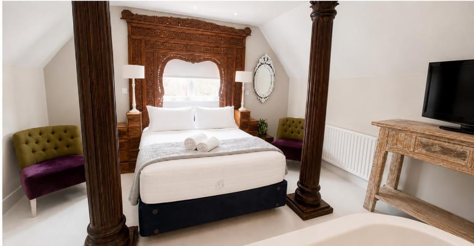Bed, TV and multimedia, Bedroom, towels