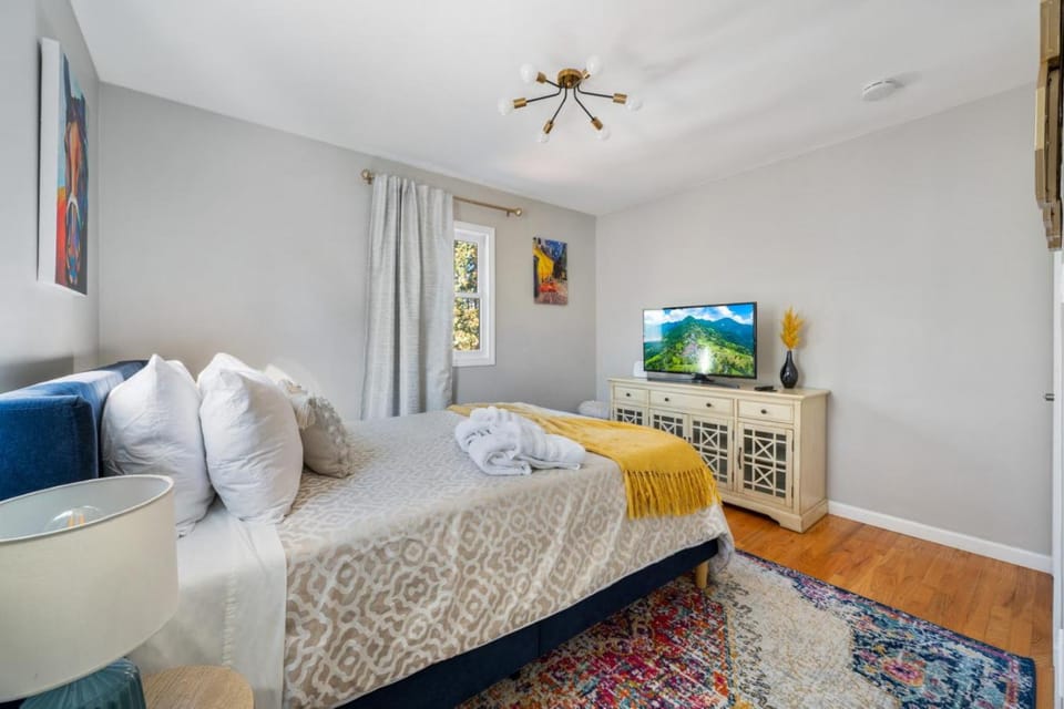Close to SPAC Saratoga Track and Downtown House in Saratoga Springs