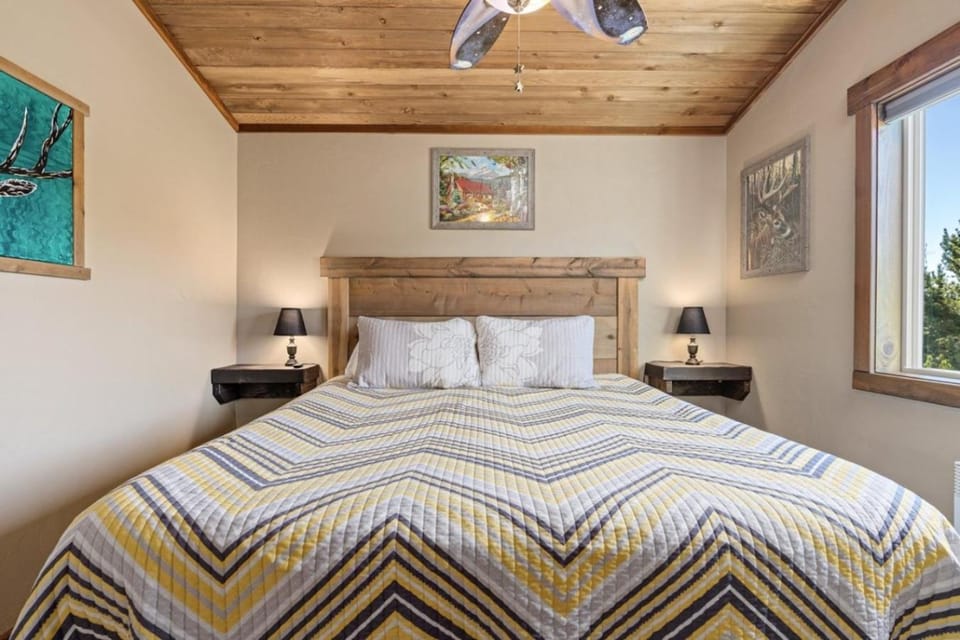 Mountain Top Retreat - Walk to River, Game Room, Hot Tub, Yellowstone House in Island Park