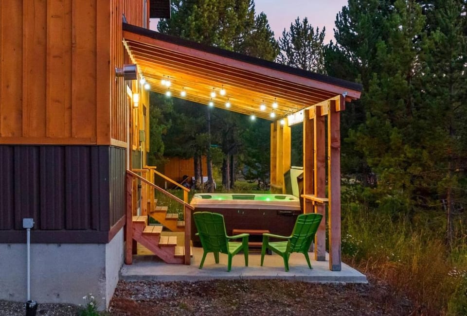 Mountain Top Retreat - Walk to River, Game Room, Hot Tub, Yellowstone House in Island Park