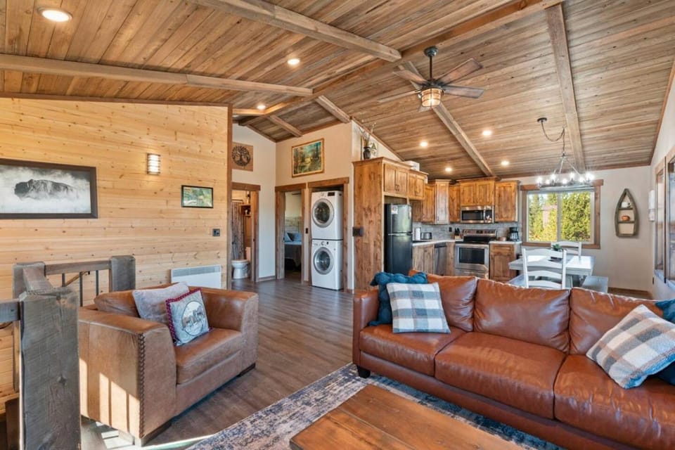 Mountain Top Retreat - Walk to River, Game Room, Hot Tub, Yellowstone House in Island Park