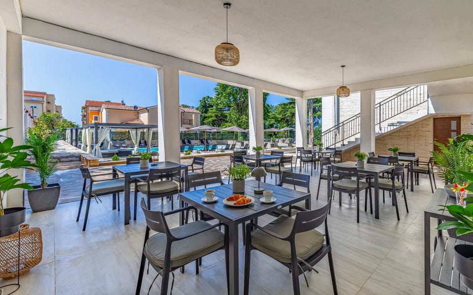 Restaurant/places to eat, Food and drinks, Seating area, Food